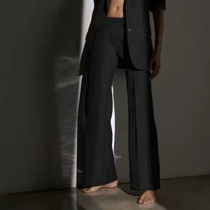 Lågmidjade kostymbyxor  - Säljer hela oanvända lågmidjade kostymbyxor från Zara i storlek XS. Observera att dom är för små för mig som är en S så skulle mer säga att dessa sitter som en XXS. ( kan mötas upp i Stockholm 🌸)