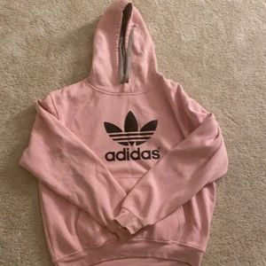 Rosa adidas hoodie - Rosa Adidas hoodie , strl M men passar Xs-M. Så fin o mysig men kommer aldrig t användning. Två ljusa fläckar längst ner på tröjan men inget som syns vid användning.