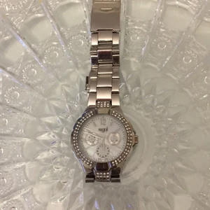 En klockan  - Den är fyra år gamla men jag har inte använt mycket. Den funkar bra.