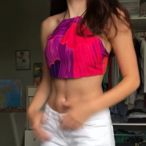 Scarf topp - Ett linne som liknar en scarf topp fats med riktig snörning i halsen men knyts i ryggen, köpt utomlands, frakt 36kr