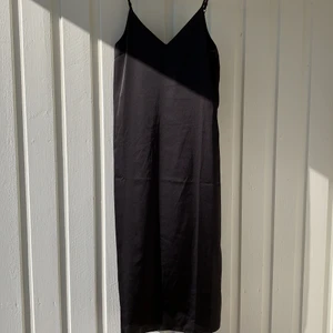 Svart långklänning  - Snyggaste klänningen från Monki i strl S🤍 perfekt både till fest och vardag🤍 (köparen står för frakten) /Lisa