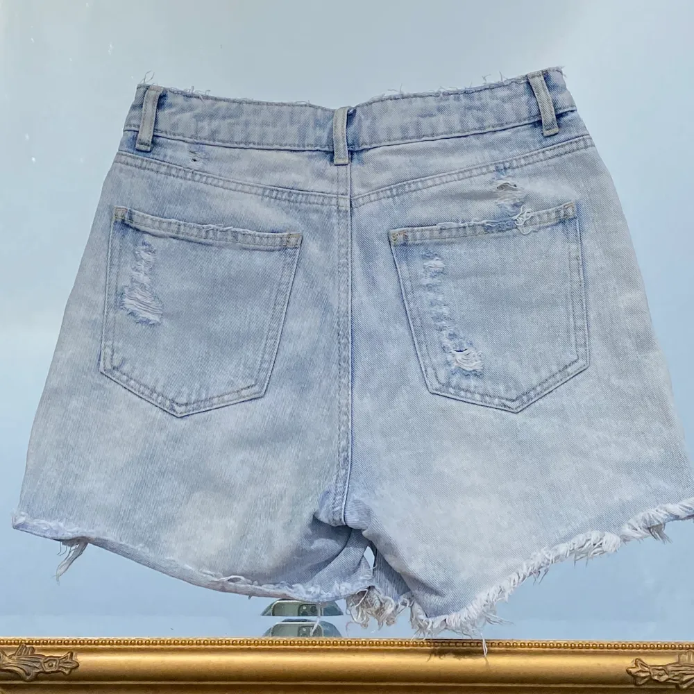 Slitna ljusa jeansshorts från bikbok! Storlek XS. Köp flera plagg och få paketpris!🤩. Shorts.
