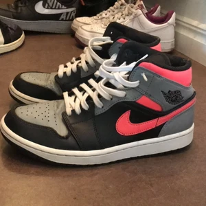Jordan 1 mid pink shadow  - Ett par Jordan 1 i gott skick. Vill sälja så fort som möjligt. Kan gå ner i pris vid snabb affär 