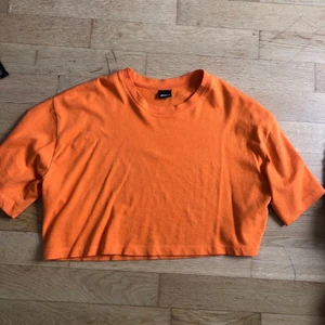 Croppad t-shirt  - Jättesnygg croppad t-shirt från ginatricot som inte längre kommer till användning. 
