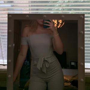 Snygg jumpsuit - Snygg nudefärgad jumpsuit i strl S men funkar även som xs 