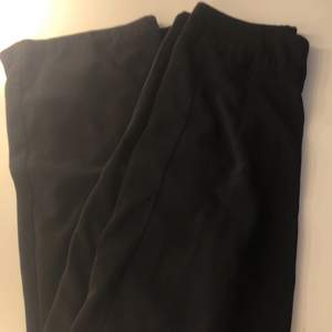 Svarta kostymbyxor med dragkedja längs sidan. Använda ett par gånger, bra skicka. Köparen står för frakten