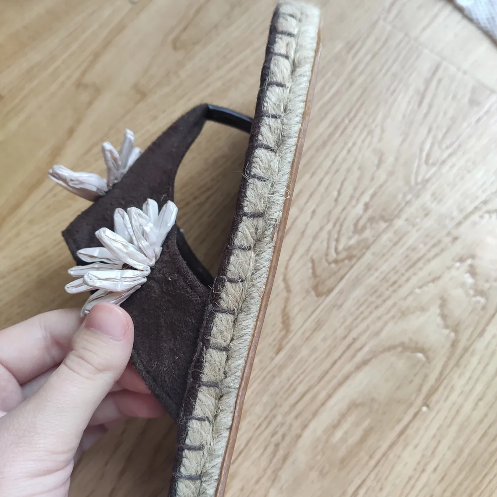 Söta, bruna y2k sandaler med blekrosa blommor. Sulan är flätad och undersidan är av gummi. De är i fint skick. Köpare står för frakt! Går absolut att förhandla om pris✨. Skor.