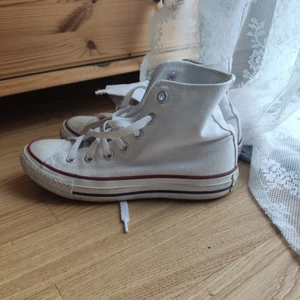 Vita Converse i storlek 37.5 - Vita Converse i storlek 37.5, köpta i USA! De är lite stora i storleken, skulle säga att de är mer 38 eller möjligtvis 38.5. De är i fint skick, nästan oanvända. Köpare står för frakt! Hör av Er för fler foton eller frågor✨