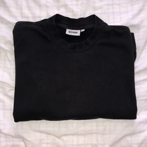 Svart sweatshirt  - Svart sweatshirt från weekday i storlek M. Frakt tillkommer 