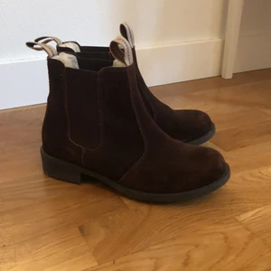 Skor från Shepherd - Ett par nästintill oanvända skor från märket Shepherd i storlek 37. Jag har ofta 36,5 så dessa skor passar bra! De är i brun mocka och har en gosig och fluffig insida. Paketet kan postas, men då får du stå för frakten. 