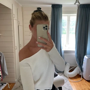 Vit stickad tröja Even&odd  - Oanvänd one shoulder stickad tröja från Evenk&odd i storlek XS 