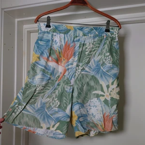 Retro shorts - Superfina vintageshorts med hög midja. Står att de är i storlek 42 men 40 stämmer nog bättre🌴