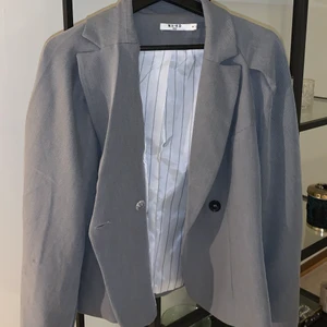 Elegant kavaj - Säljer denna oanvända kavajen från NA-KD