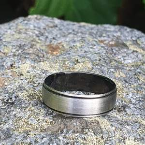 Svart silver ring av rostfritt stål. Inre diameter 15 mm. Gord av stål så kommer inte färga av