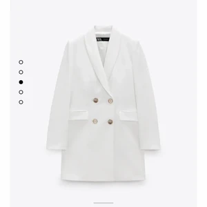 Zara vit kavaj - Storlek XS men passar S också. Endast testad så i nyskick. Guldiga knappar. Kan postas! Orginalpris 700 kr.