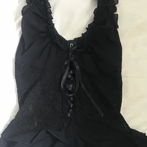 Snygg korsett topp - Världens finaste korsett liknande topp😩 skitsnygg och i väldigt bra skick, älskar men är inte längre min stil. Står ingen storlek men skulle tippa på att det är en xs