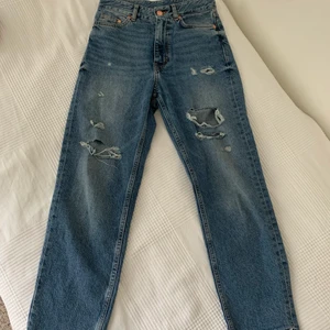 Jeans från H&M - Ett par assnygga jeans med slitna detaljer i fram! Perfekt att matcha med en basic T-shirt och sneakers! Köpta för 500kr