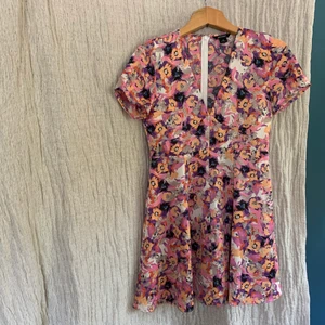 Monki klänning - Söt monki klänning, passar perfekt till sommaren. Helt ny - aldrig använd!                                                                      ✨ kan även skickas, köparen står för frakt. 