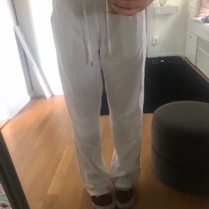 Linnebyxor - Supernajs linnebyxor som är lågmidjade dom har ingen lapp kvar men passar som en M 💕💕 Buda! Lägger upp igen då köparen drog sig ur!