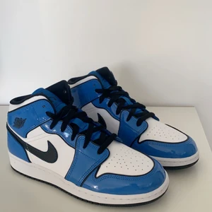 Nike Jordan 1 mid signal blue - ⚡️JORDAN 1 MID⚡️ Dom här skorna är helt nya och 100% äkta. Man får med lådan och det finns tag. Aldrig använda nånsin och extremt snygga. Köpta för 2600kr. Dom är storlek 40 och kan träffas i Norrköping om affär eller frakta det. KÖPAREN STÅR FÖR FRAKT. Lite billigare vid snabb affär.