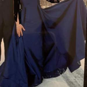 Elegant mörkblå klänning, som ny, används en gång. 