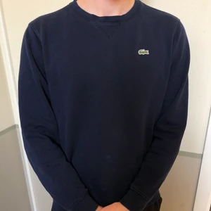 Lacoste Sweater - Använd Lacoste tröja men i utmärkt skick! Storlek mellan medium & large. Modellen är 190cm lång o tröjan är då lite för liten