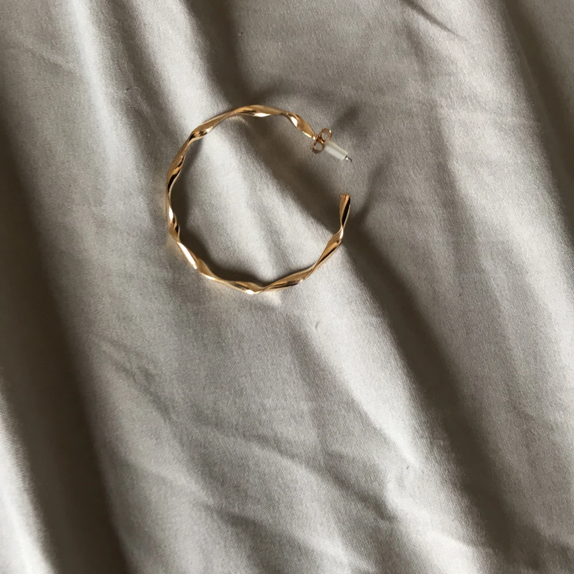 Två stycken golda örhängen  - 90