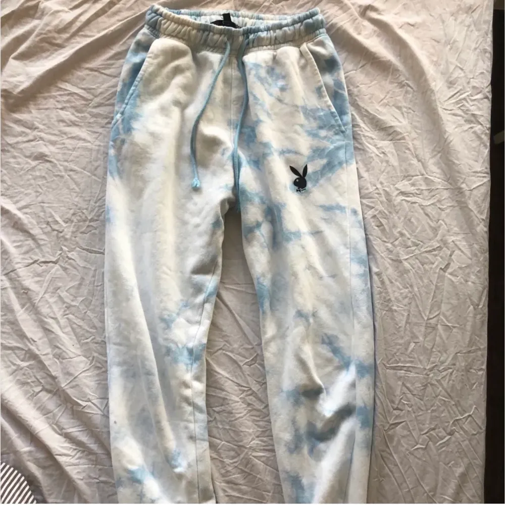 Skitsnygga Playboy x missguided mjukisar i nyskick. Super mjuka och använda få gånger.  Är slutsålda i denna färgen o storleken. Köpta för kring 470 kr. Frakt 66kr.. Jeans & Byxor.