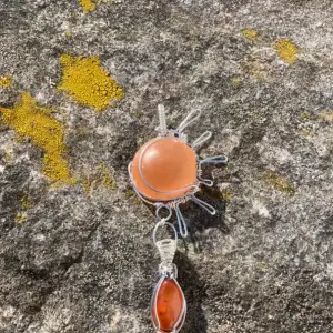 Sol och måne halsband med orange selenit och karneol, handgjord av metal tråd