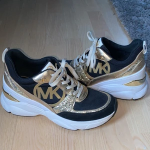 Michael kors sneakers  - Säljer nu dessa as coola Michael kors sneakers- Mickey Trainer✨Köpta för ungefär 2200 kr på NK i Göteborg. Använda fåtal gånger. (säljer pga att dom inte kommer till användning) ❤️Köparen står för frakten! 