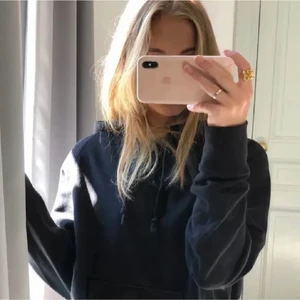 Svart hoodie  - Säljer min svart hoodie då jag redan har en annan💘 passar (xs-m) 