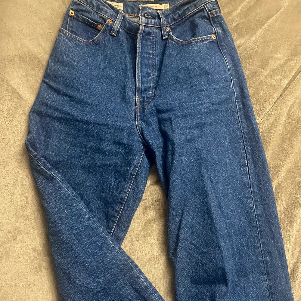 Säljer nu mina mörkblåa 501 Levis jeans som jag köpte i Göteborg på Levis butiken. Säljer dom för att jag inte använder dom. De är knappt använda då jag köpte dom i år. Det finns inga skador och de sitter super fint på. Köpta för 1200kr och säljs för 600kr. Köparen står för frakt💙. Jeans & Byxor.