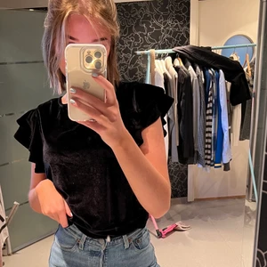Topp - Säljer denna superfina toppen i sammet. Syns inte så bra på bilden men den är lite glittrig. Kommer tyvärr inte till någon användning o därför säljer jag den. Är osäker på storleken men sitter lite lösare på mig och är en s, skulle passat en m också💫 köparen står för frakten