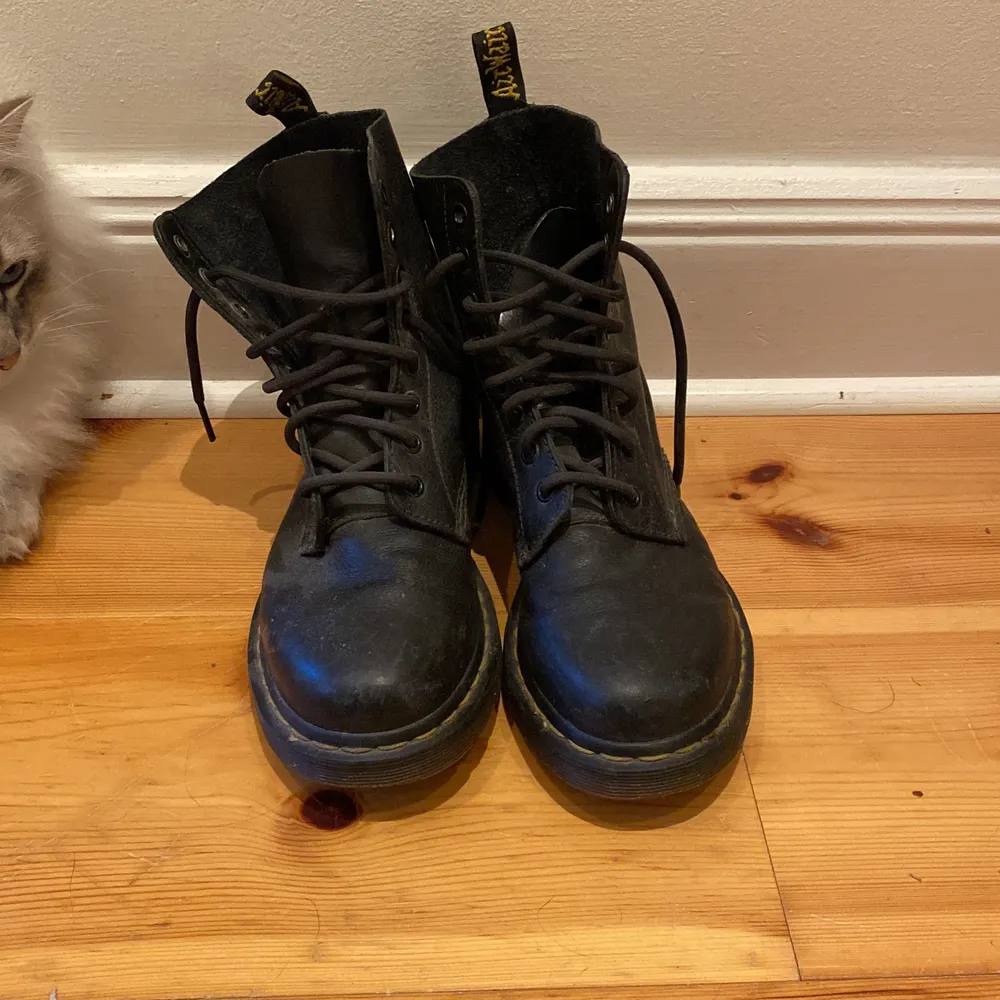 Ett par Dr Martens, st 40. De är inte använda speciellt mycket men har lite smuts på sig som lätt går att torka bort!. Skor.