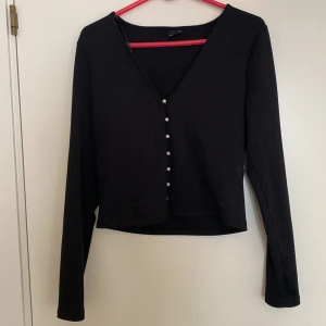 Svart topp - Jättesöt topp med pärlor. Knappt använd! Från ginatricot 2-3 år sen.