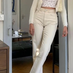 Weekday beige rowe jeans - beige jeans i superbra skick från weekday, säljes pga för små. Andra bilden är lånad men de sitter precis som på bilden! Hör av er för frågor eller fler bilder🤎 