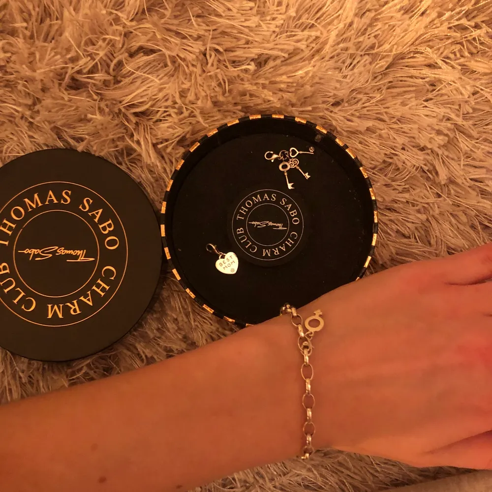 Thomas Sabo kedja med berlocker. Bara kedjan kostade ish 1000kr. Inte använt på länge så säljer för 400 eller bästa bud. Beroockerna + kedja för 600 eller buda i kommentarerna om ni bara vill köpa en av berlockerna. ❌nyckel o hjärta sålt . Asusteet.
