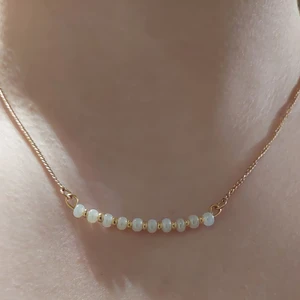 Pärlhalsband  - Enkelt elegant pärlhalsband. Seabeeds pärlor i pärlvit och guld. Halsbandet är 42cm långt.