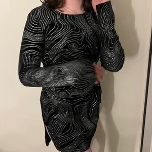drömmigaste klänningen💃🏼💃🏼🥰😇 - Superfin svart och mönstrad samt glittrig klänning ifrån hm !! Sprillans ny😽😽 lappar kvar! Stl S ❤️ Justerbara hål vid midjan!!