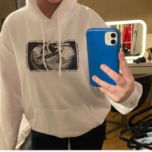 Vit hoodie - Vit hoodie med tryck både i fram & bak. Storlek L men sitter som en oversized M. Använd fåtal gånger. Skriv för fler bilder eller information 🐻