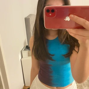 Tie-Die topp från Urban Outfitters - Superfin topp som knappt är använd. Köptes för 300 men jag säljer för 100💗 Storlek M men skulle säga att den är liten i storlek💗