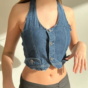 Jeans halternecktopp - Världens coolaste halterneck topp i jeans, egensydd så helt UNIK!!! Ta chansen! Y2k vibbar😍 Storlek xs/s