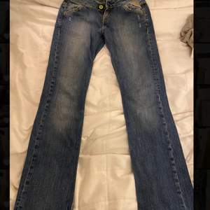 Säljer dessa lågmidjade jeans feån replay💜köpta från plick. Kan mötas upp i Stockholm eller frakta, köparen står för frakten:)