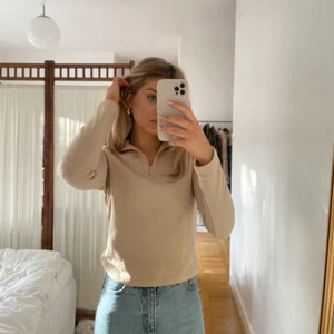 Chiquelle topp - Beige topp i ganska tjockt material från Chiquelle med dragkedja, knappt använd. 