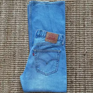 Supersnygga Leavis-jeans i lite bootcut modell, älskar dem men dem är tyvärr lite för stora för mig och används tyvärr inte.. så önskar någon där ute har bättre nytta av mina favvojeans <3