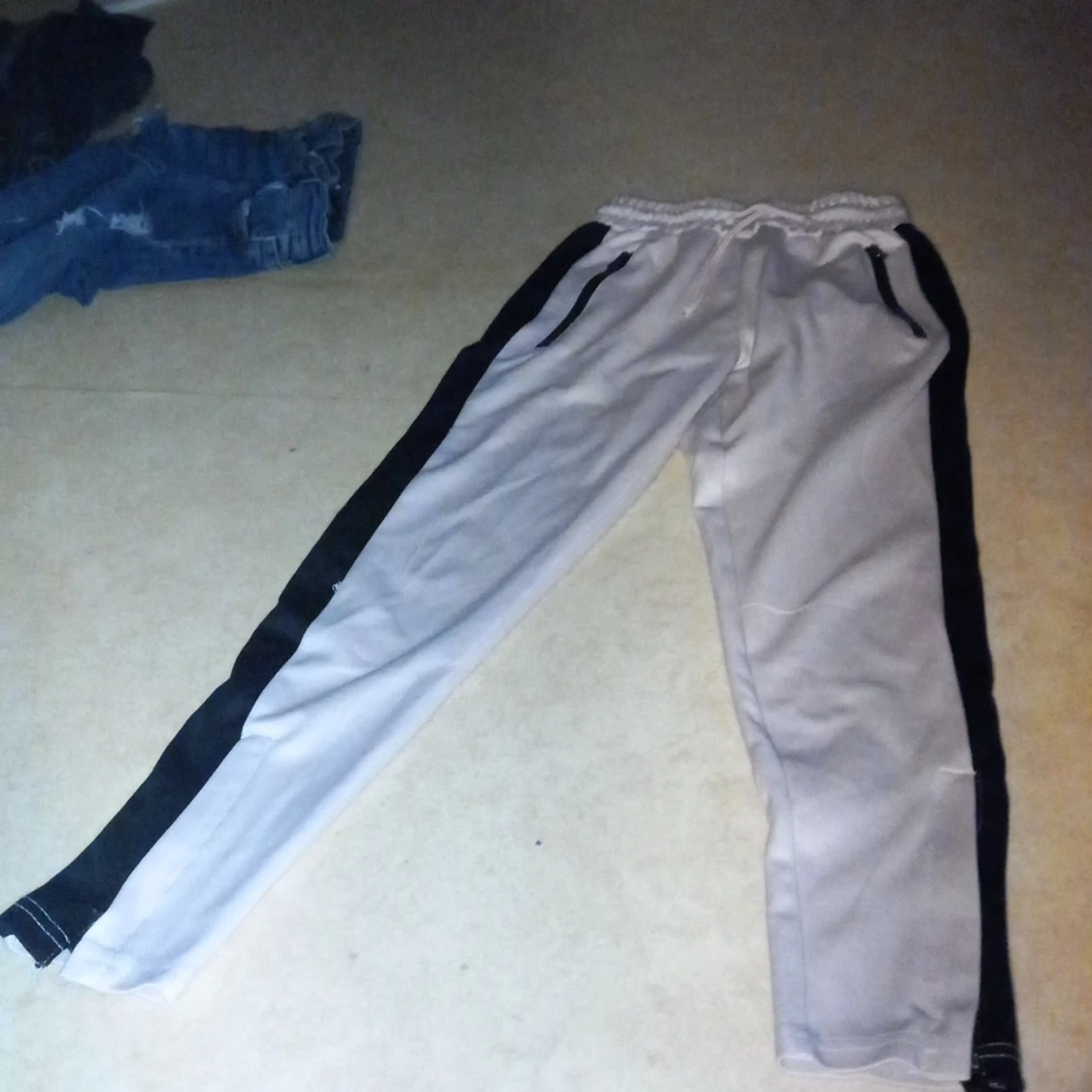 Rosa svarta spralliga byxor 40 kr plus fakt15kr - 90