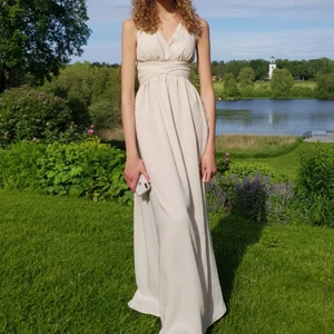 Balklänning - Jättefin balklänning! Använd en gång (som ny).           Jag är 177cm lång, klänningen är i storlek 34, men pågrund av knytningen går det justera passformen ganska mycket.                                                            Tveka inte att skriva för mer info!💖                              (Jag står för frakt 📦)