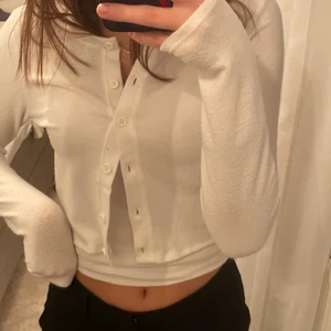 kofta från hm! ⚡️ - Vit kort kofta från hm, i storlek s. 