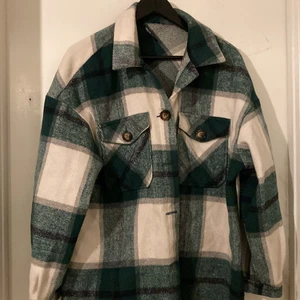 Shein Jacka  - En jacka fårn Shein i storlek L, den är ganska lång och inte så tjock. Men väldigt fin. Den är använd ett fåtal gånger då jag tappa intresset snabbt. Inga skador. 