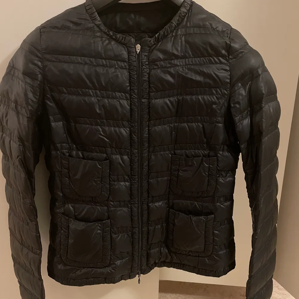 Moncler jacka i strl 1 fint skick. Säljer den för 2000kr . Jackor.